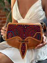 Load image into Gallery viewer, Handmade leather Carriel bag with Mola appliqué, showcasing vibrant designs from Antioquia, Colombia.