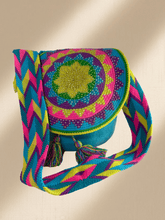 Laden Sie das Bild in den Galerie-Viewer, ๐๐๐๐๐ง - Big Embellished Wayuu Flap Bag