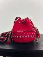 Charger l'image dans la galerie, 𝐑𝐨𝐬𝐞 - Embellished red Wayuu bag