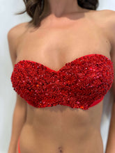Laden Sie das Bild in den Galerie-Viewer, Elegant red beaded bikini top, showcasing exquisite craftsmanship and adjustable fit.