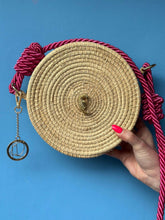 Load image into Gallery viewer, Handmade Iraca Palm seahorse canteen bag with pink rope strap, showcasing traditional craftsmanship and elegant design.