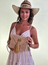 Load image into Gallery viewer, Handwoven Iraca Palm Leaf Shoulder Bag