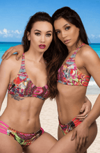Laden Sie das Bild in den Galerie-Viewer, 𝐀𝐛𝐮𝐧𝐝𝐚𝐧𝐜𝐞 – Silky Luxury Hand-Beaded Bikini