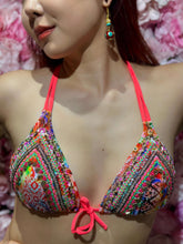 Laden Sie das Bild in den Galerie-Viewer, Deira hand-beaded bikini featuring vibrant patterns in coral and pink, showcasing unique craftsmanship and style.