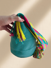 Laden Sie das Bild in den Galerie-Viewer, 𝐎𝐜𝐞𝐚𝐧 - Big Embellished Wayuu Flap Bag