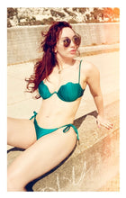 Laden Sie das Bild in den Galerie-Viewer, 𝑴𝒆𝒓𝒎𝒂𝒊𝒅 - Electric green ruched Bikini