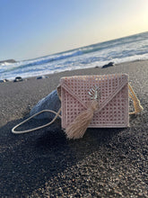 Load image into Gallery viewer, Handwoven Iraca Palm Leaf Shoulder Bag
