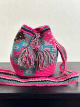 Cargar imagen en el visor de la galería, 𝐌𝐮𝐥𝐭𝐢-𝐜𝐨𝐥𝐨𝐮𝐫 - Small Embellished Wayuu Bag