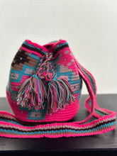 Carica l&#39;immagine nel visualizzatore di Gallery, 𝐌𝐮𝐥𝐭𝐢-𝐜𝐨𝐥𝐨𝐮𝐫 - Small Embellished Wayuu Bag