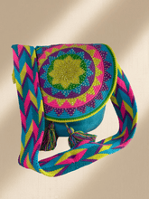 Laden Sie das Bild in den Galerie-Viewer, 𝐎𝐜𝐞𝐚𝐧 - Big Embellished Wayuu Flap Bag