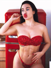 Charger l'image dans la galerie, 🌹 𝐑𝐨𝐬𝐚 – Hand beaded Bikini, red color, luxury handmade thong bikini by Kate Diaz London, wired push up bandeau.