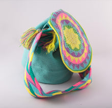 Laden Sie das Bild in den Galerie-Viewer, Big ocean embellished Wayuu flap bag - Kate Diaz 