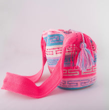 Laden Sie das Bild in den Galerie-Viewer, Big multi-colour embellished Wayuu bag - Kate Diaz 